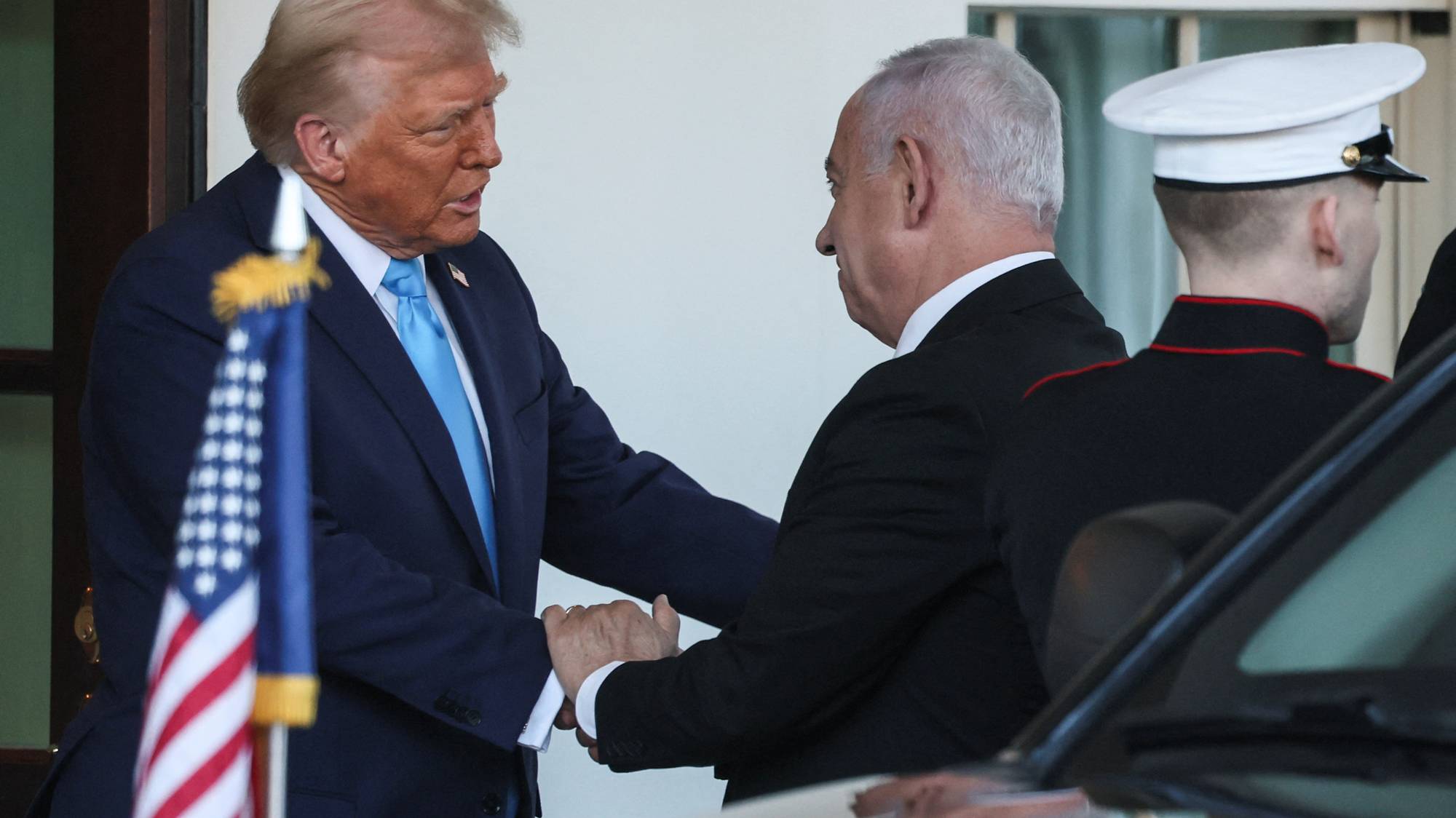 Donald Trump håndhilser på Benjamin Netanyahu utenfor Det hvite hus. (Bildebeskrivelsen er laget av en KI-tjeneste)