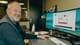 Foto: Øystein Ellingsen / NRK En mann sitter ved et skrivebord foran en PC-skjerm på et kontor.