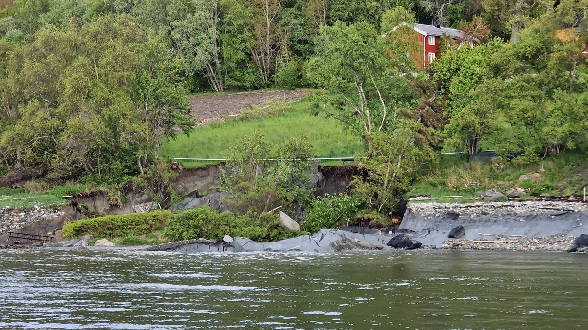 Containerskip fjernes i Trondheim: Arbeid kan ta en uke