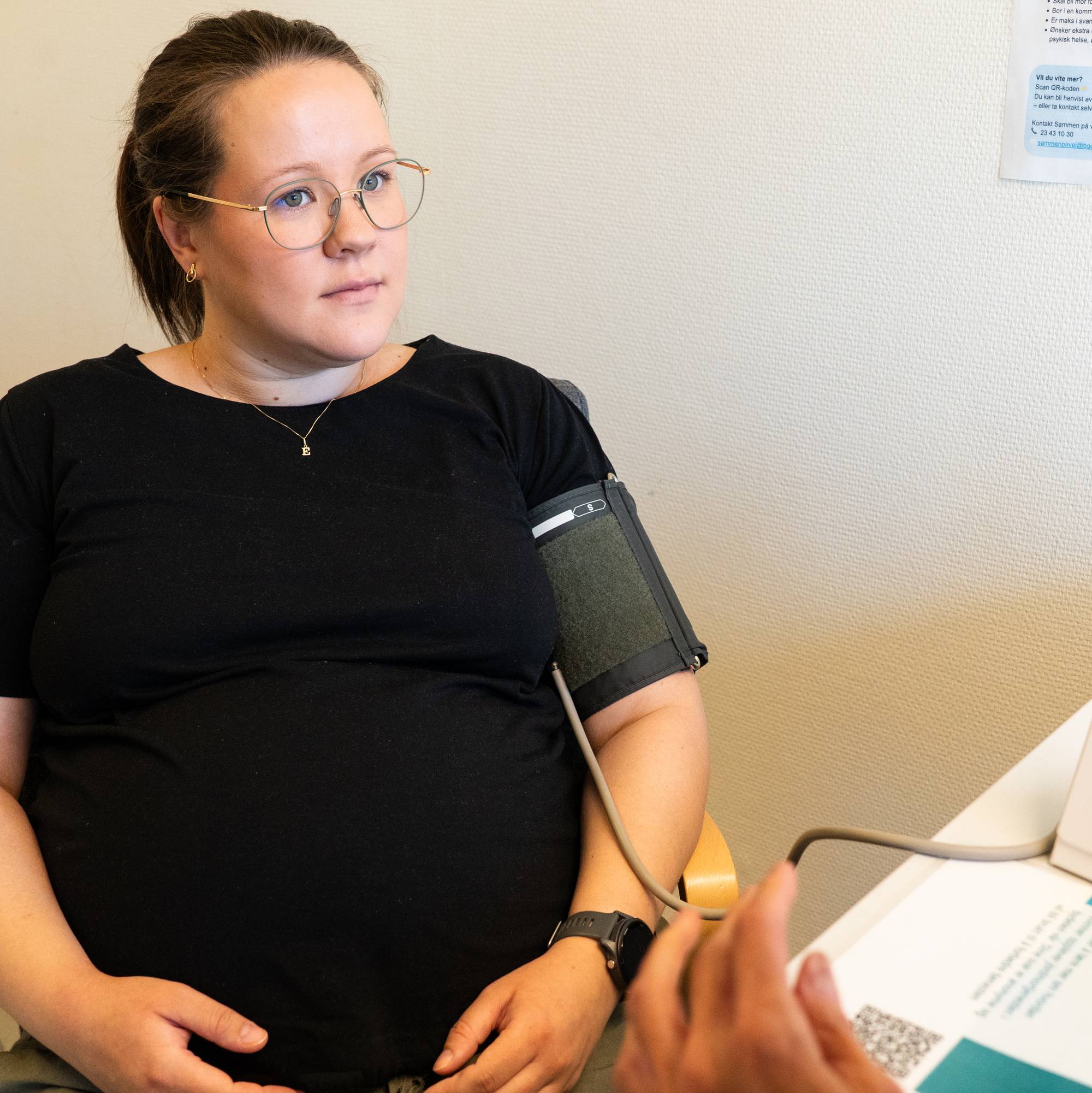 Kvinne tar bldotrykket