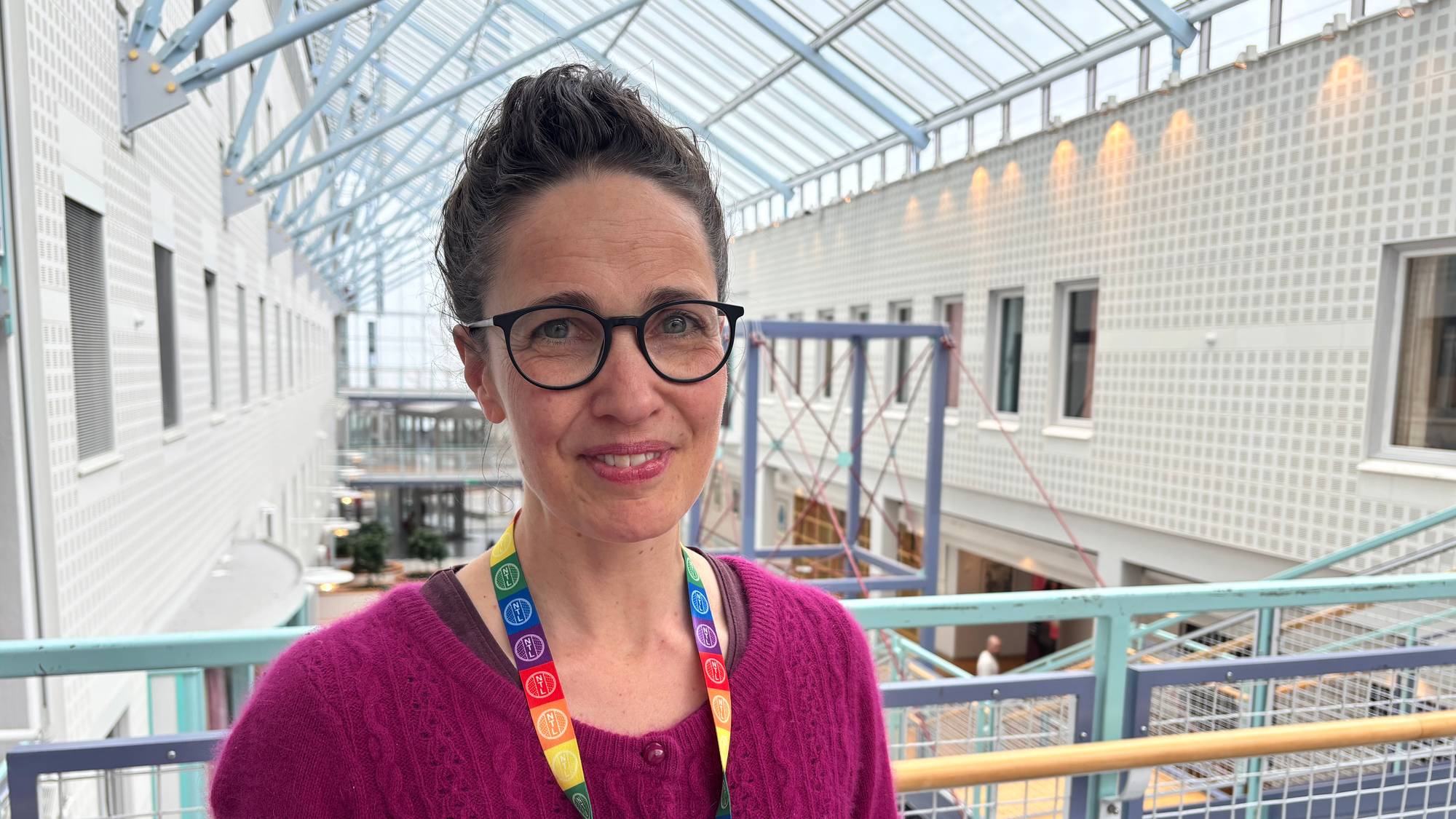 Kirsten Brun Kjelstrup, studieleiar ved medisinstudiet, UiT. Kvinne med briller, nøkkelband rundt halsen og eit forsiktig smil.