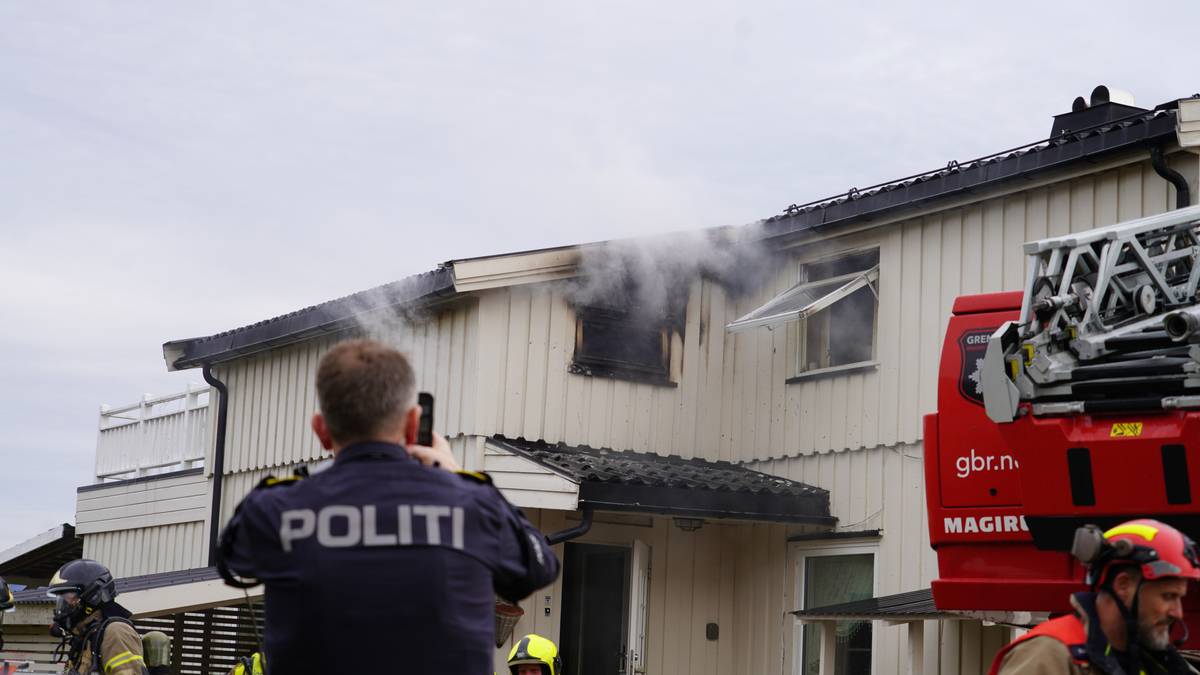 Mann til sykehus etter boligbrann