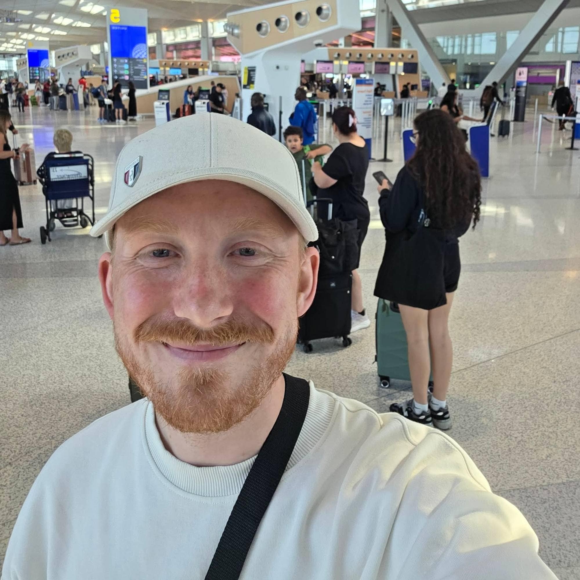 Mads Haugerud på flyplassen