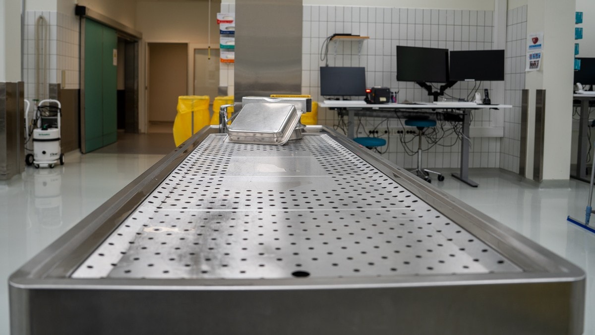 Obduksjonsrapporter tar opptil ett år: Pårørende og politi rammes