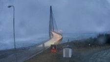 FULL STORM: Kraftig vind på ylkesvei 17 ved Helgelandsbrua torsdag morgen. Politiet både i Nordland og Troms ber folk være forsiktige i uværet og holde seg innendørs. 