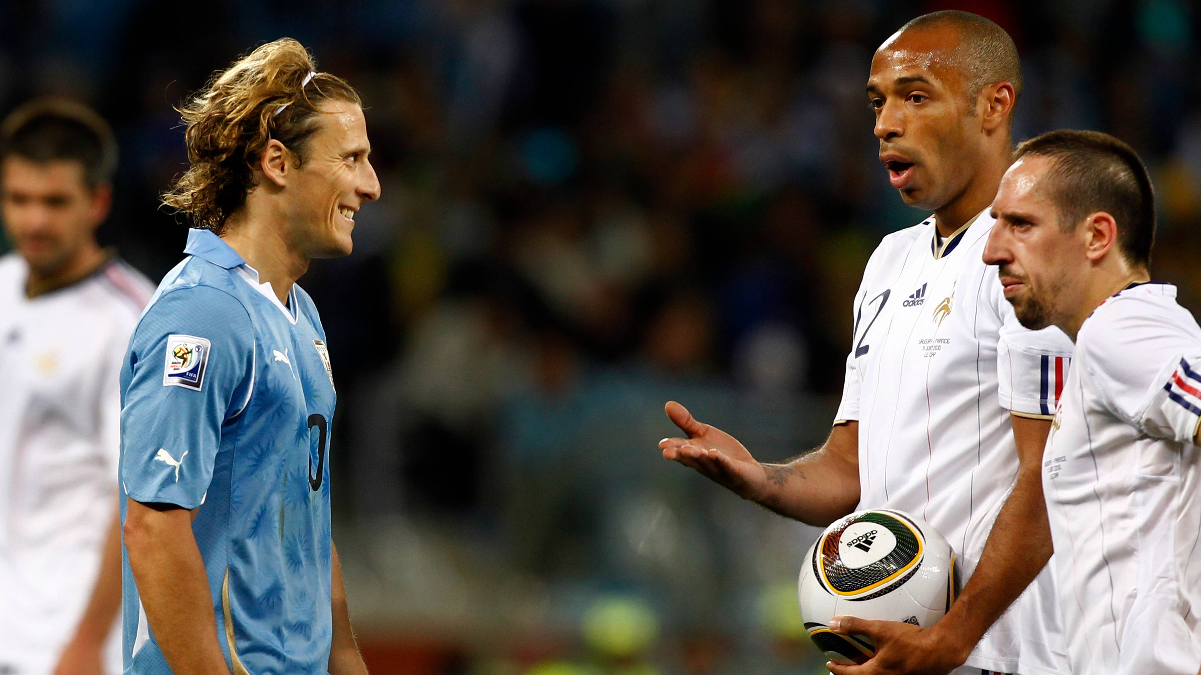 Diego Forlán, Thierry Henry og Franck Ribry på fotballbanen under en kamp. (Bildebeskrivelsen er laget av en KI-tjeneste)