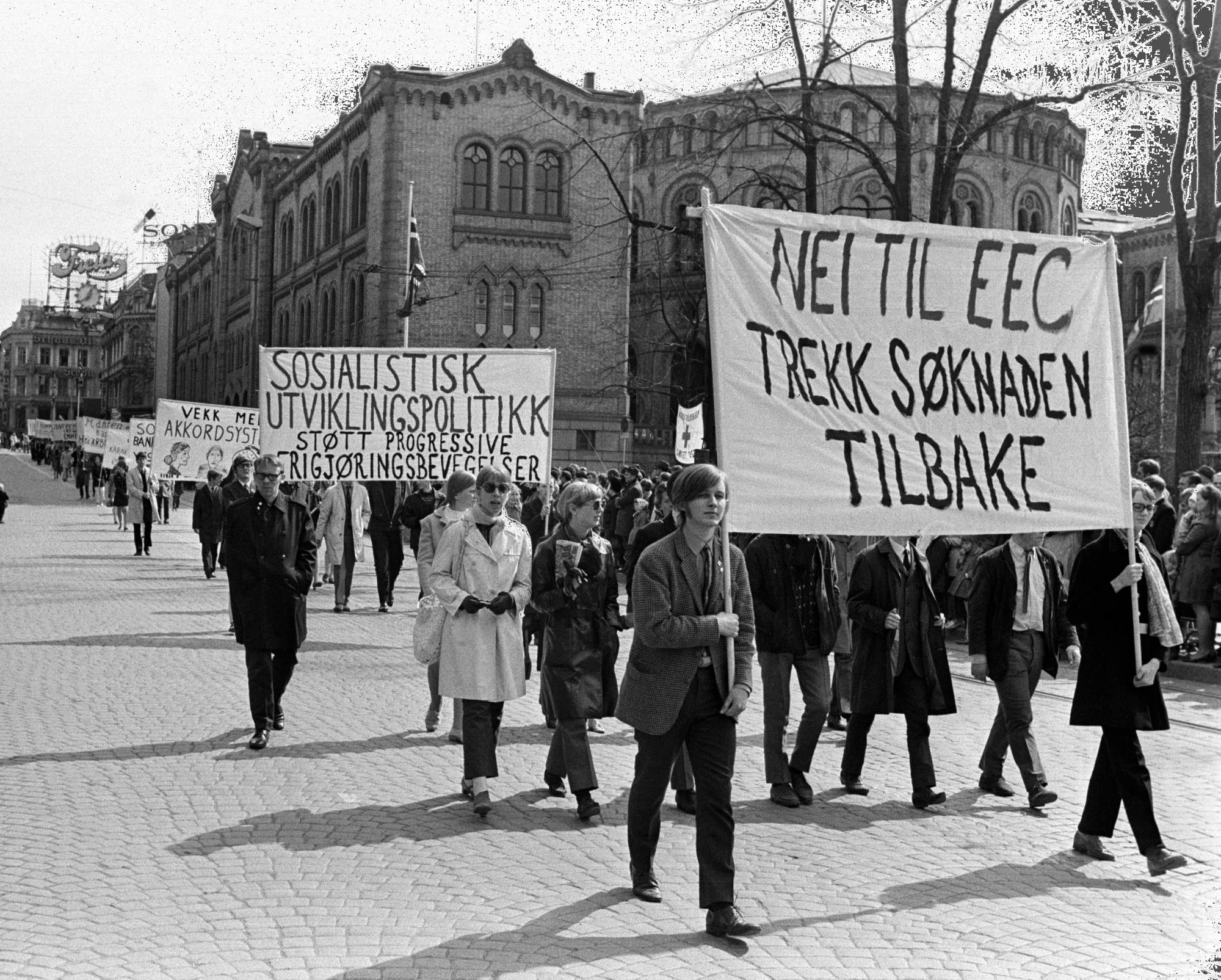 Demonstrasjonstog mot EEC i Oslo sentrum med plakater og bannere. (Bildebeskrivelsen er laget av en KI-tjeneste)