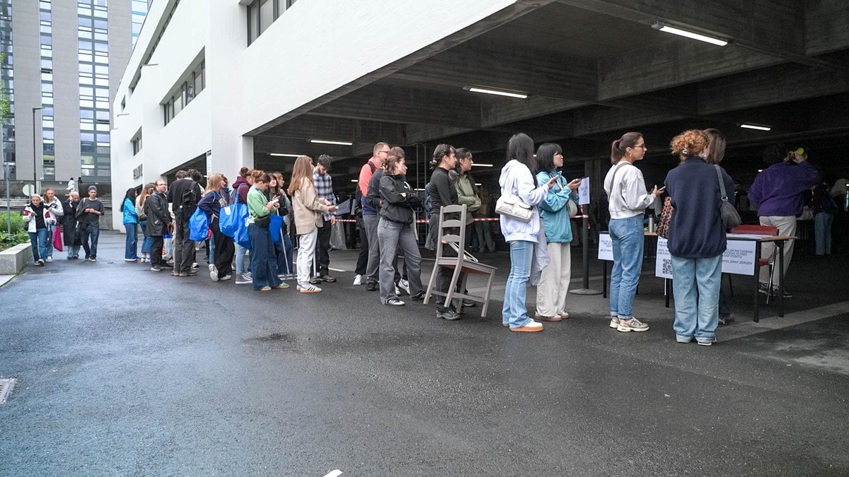 Studentar stod to timar i kø for gratis klede og møblar