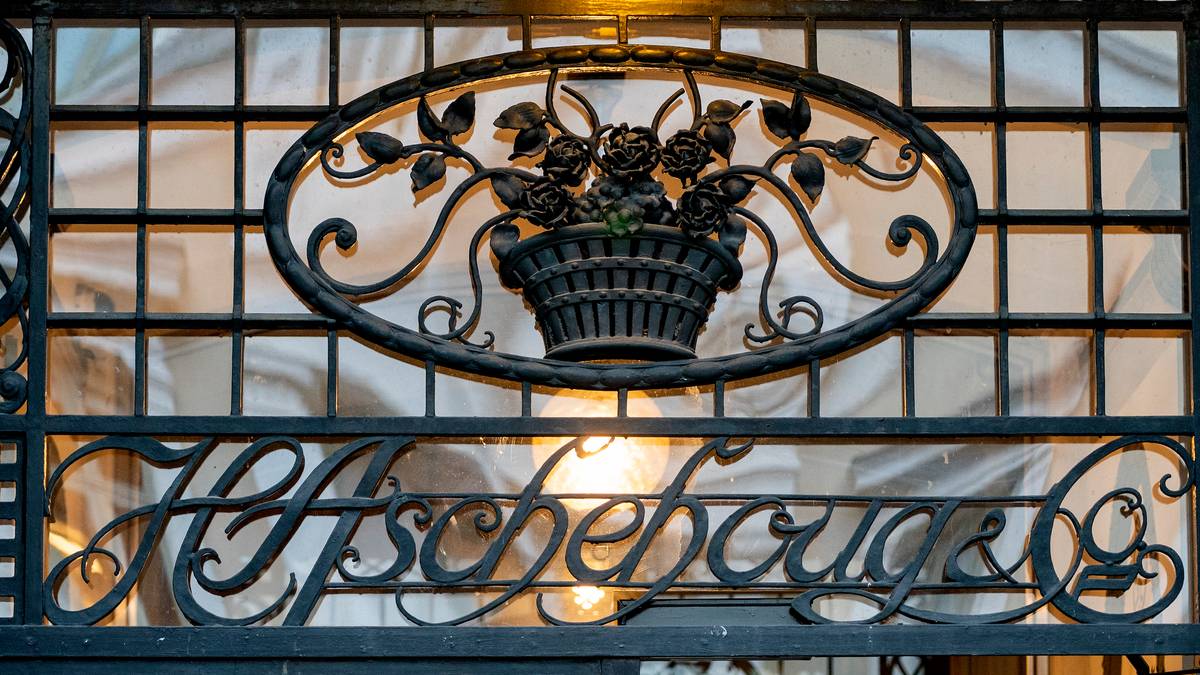Forlaget er innvevd i norsk historie. Nå kan det bli svensk eller dansk