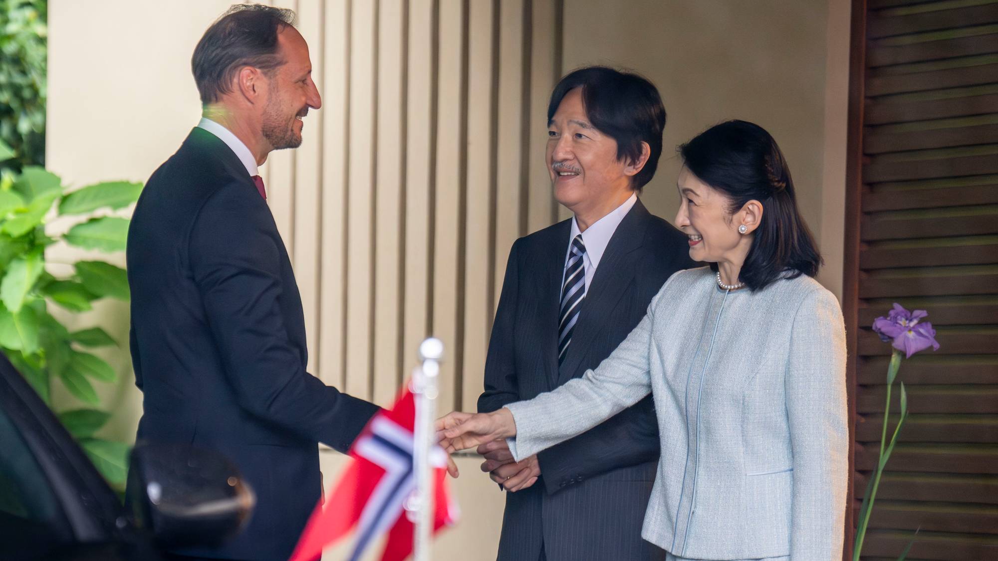 Daværende kronprins Haakon møtte Japans kronprins Fumihito og kronprinsesse Kiko i Tokyo i juni i år. 