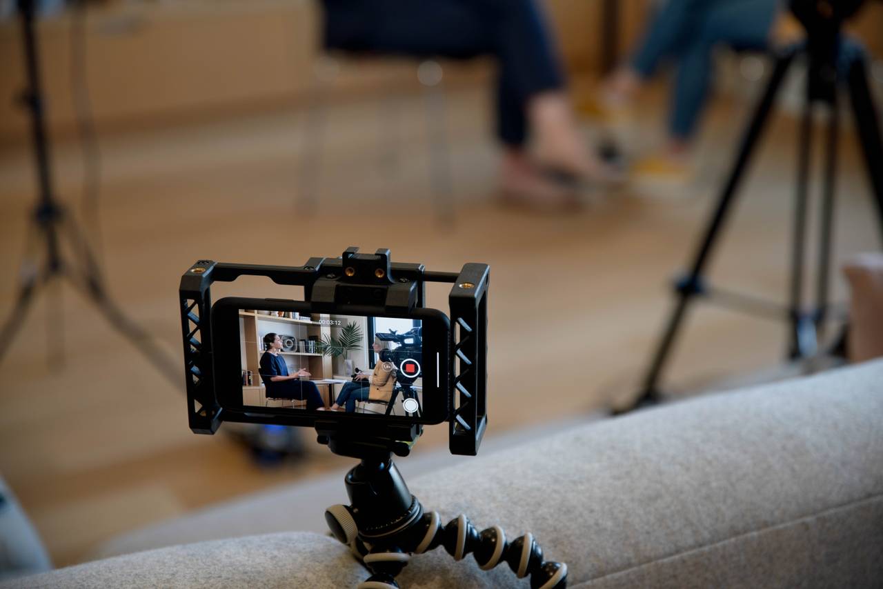 Bilde av at Instagram selv filmer med et mobilkamera under intervjuet.