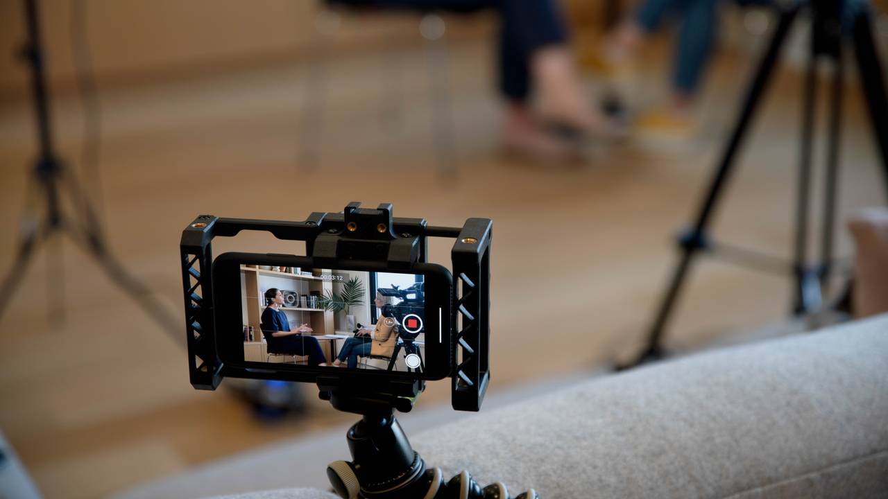 Bilde av at Instagram selv filmer med et mobilkamera under intervjuet.