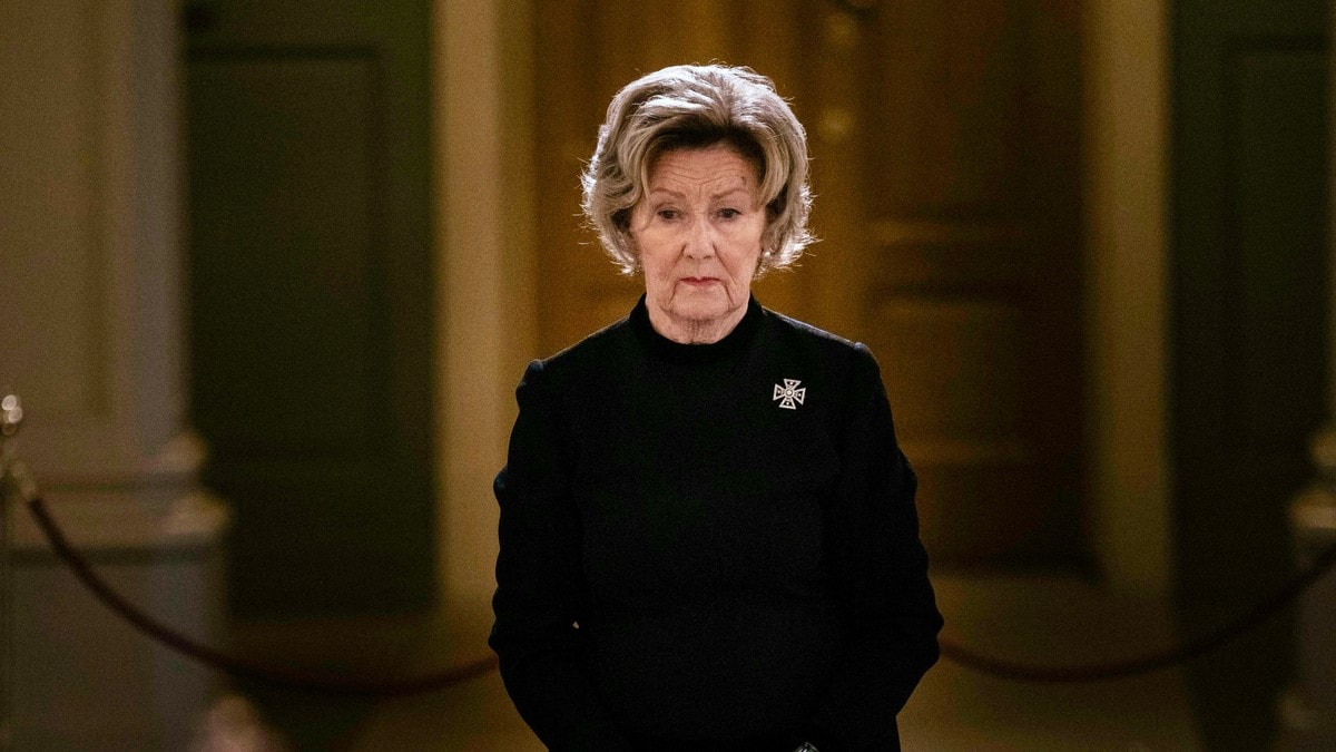 Deler bilde av dronning Sonja ved båren