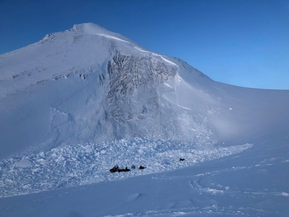 Ny rapport om snøskredet hvor to omkom på Svalbard: – Bidro trolig selv til at skredet gikk
