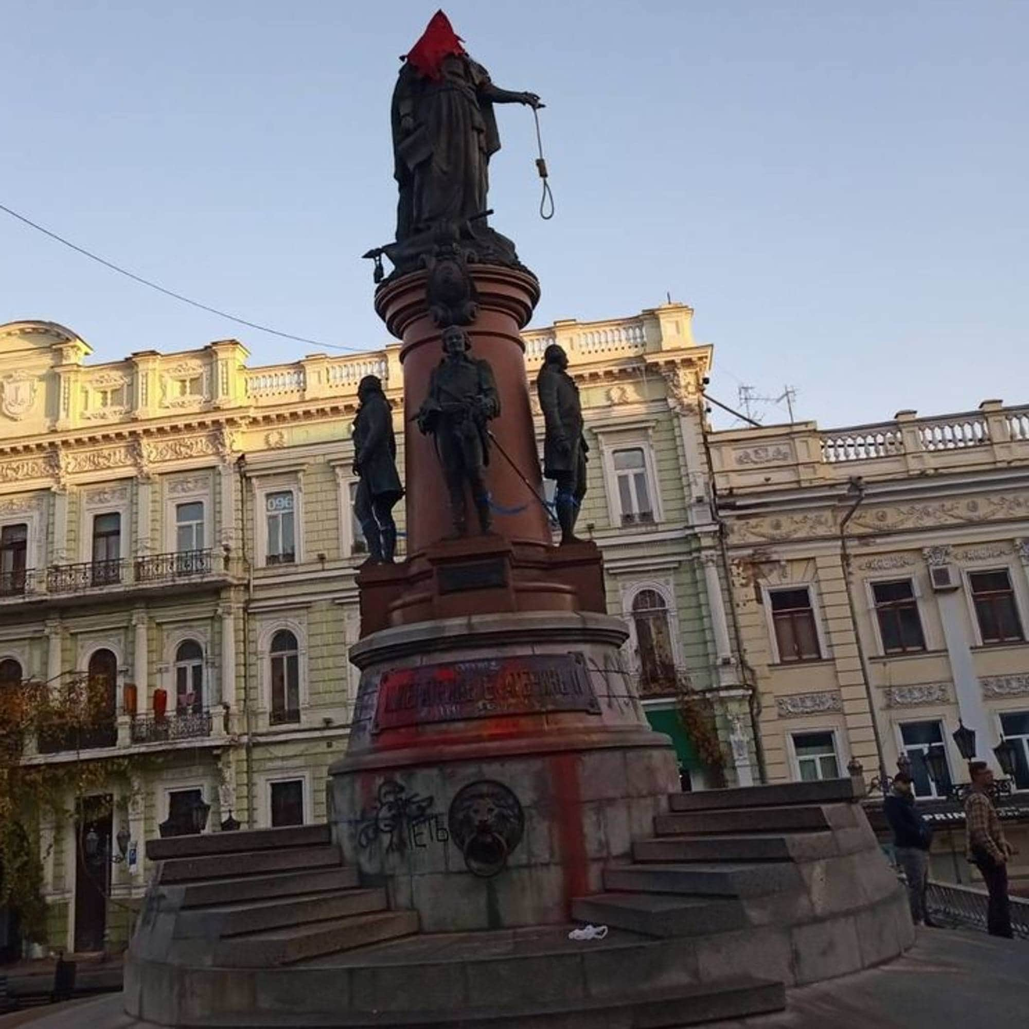 В одессе снесли памятник екатерине. Памятник Екатерине 2 в Одессе. Памятник Екатерине 2 в Одессе снесли. Памятник Екатерине 2 в Одессе 2022. Памятник Екатерине 2 в Одессе вандалы.