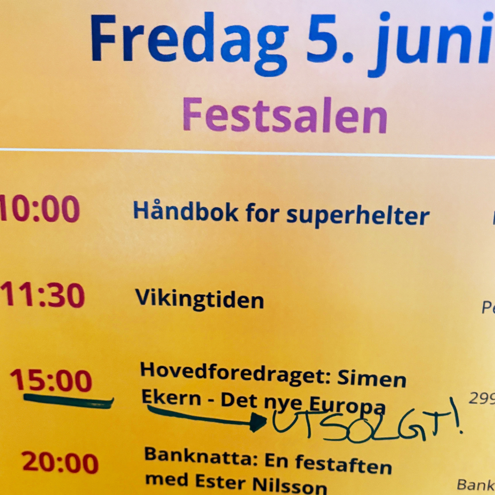 Det står utsolgt skrevet med tusj på en plakat med hovedforedraget om Det nye Europa.
