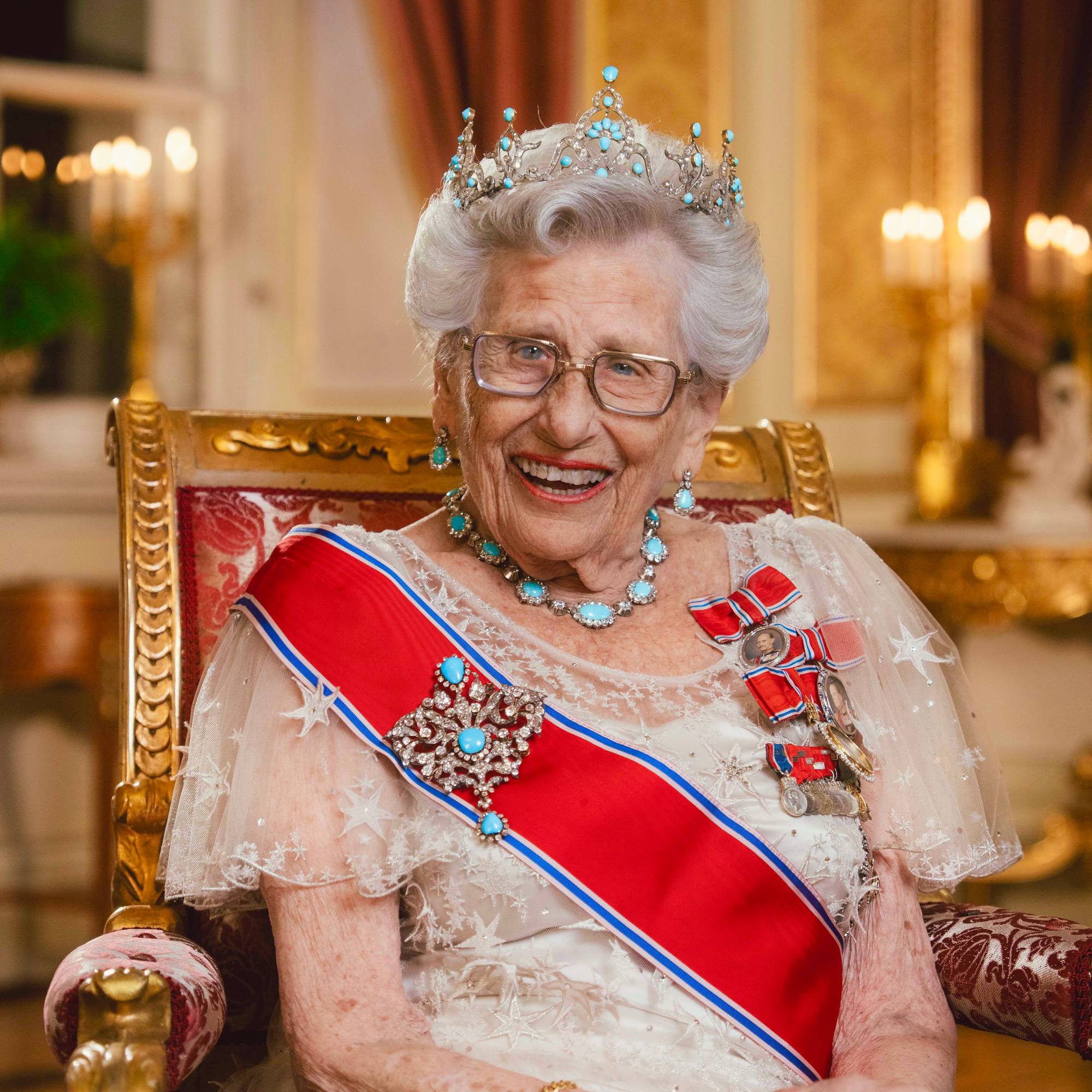 Prinsesse Astrid, fru Ferner, er fotografert med gallakjole og tiara