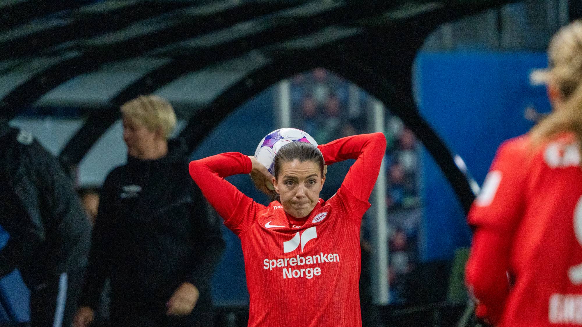 Dame i rød fotballdrakt.