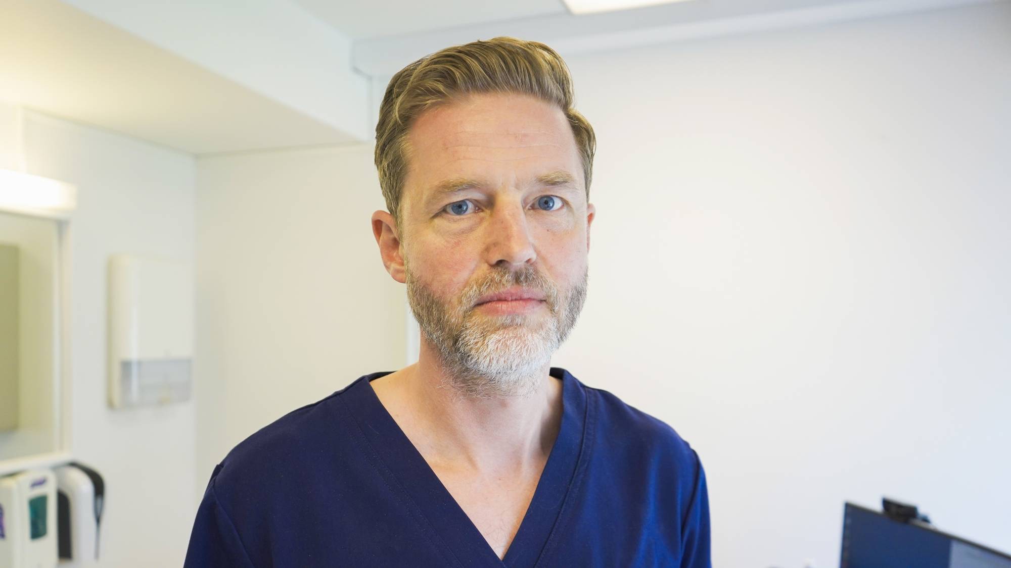 En person i blå skjorte (Bildebeskrivelsen er laget av en KI-tjeneste)