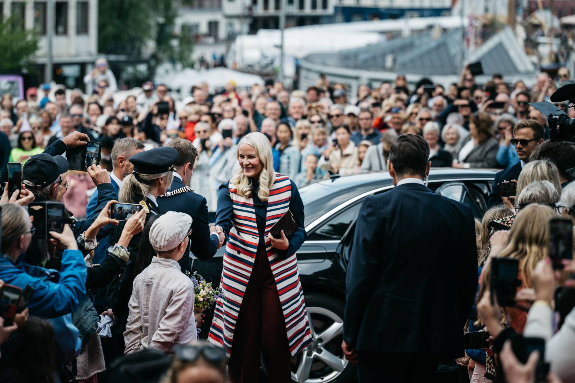 Kronprinsesse Mette-Marit er omgitt av et stort folkehav når hun ankommer Stavangers 900-årsjubileum og blir tatt imot av ordføreren