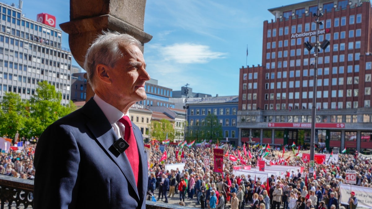Støre avbrutt av demonstranter under 1. mai-tale på Youngstorget