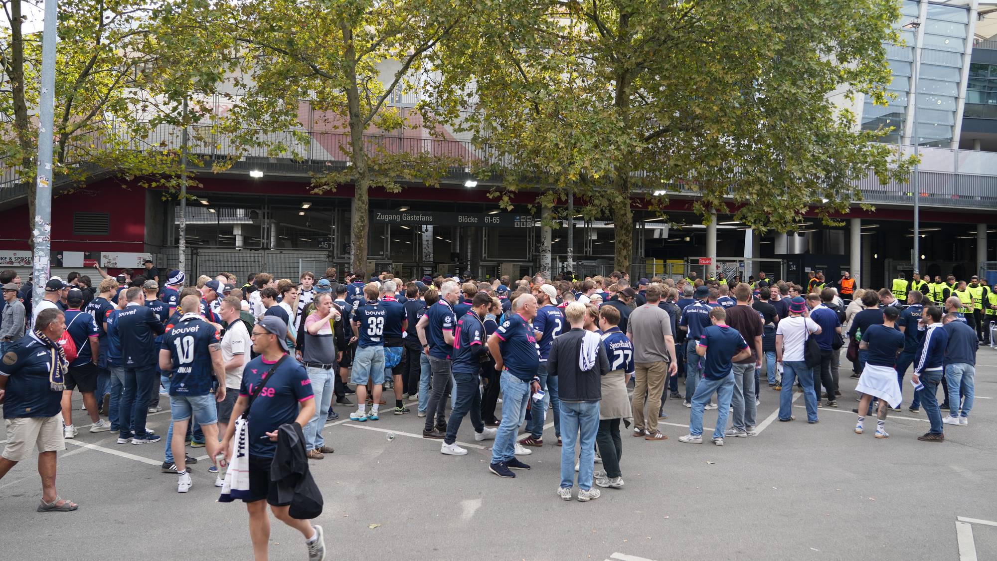 Fleire supporterar utanfor stadion