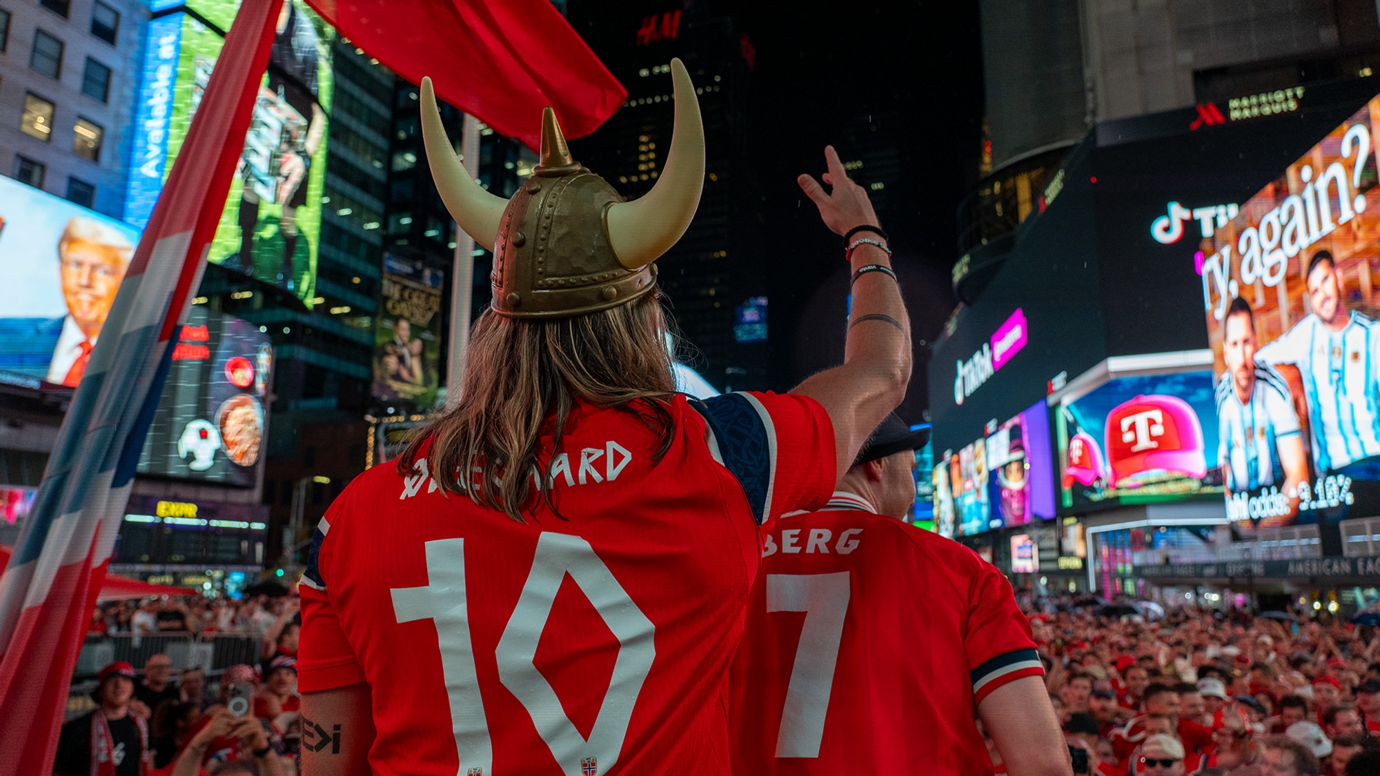 Oljeberget og norske fans møttes på Times Square 21.30 lokal tid 03.07-2026 for å ro og hylle landslaget.