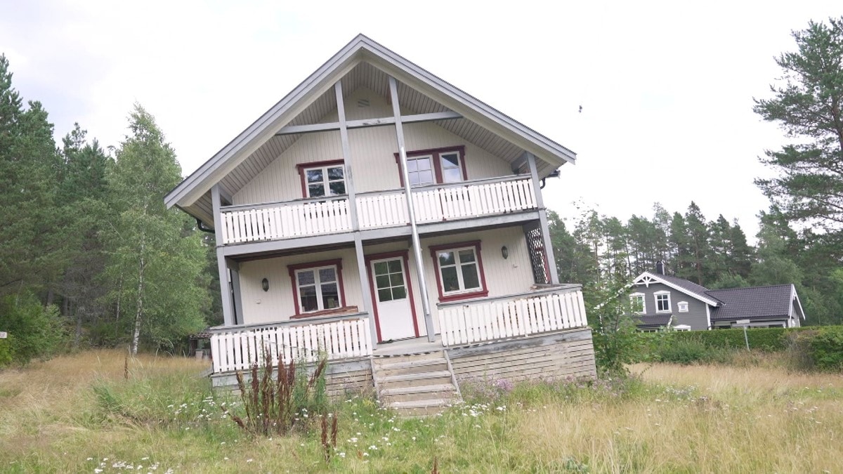 Ett år etter flommen: Familien vurderer å bygge opp igjen tilta hus