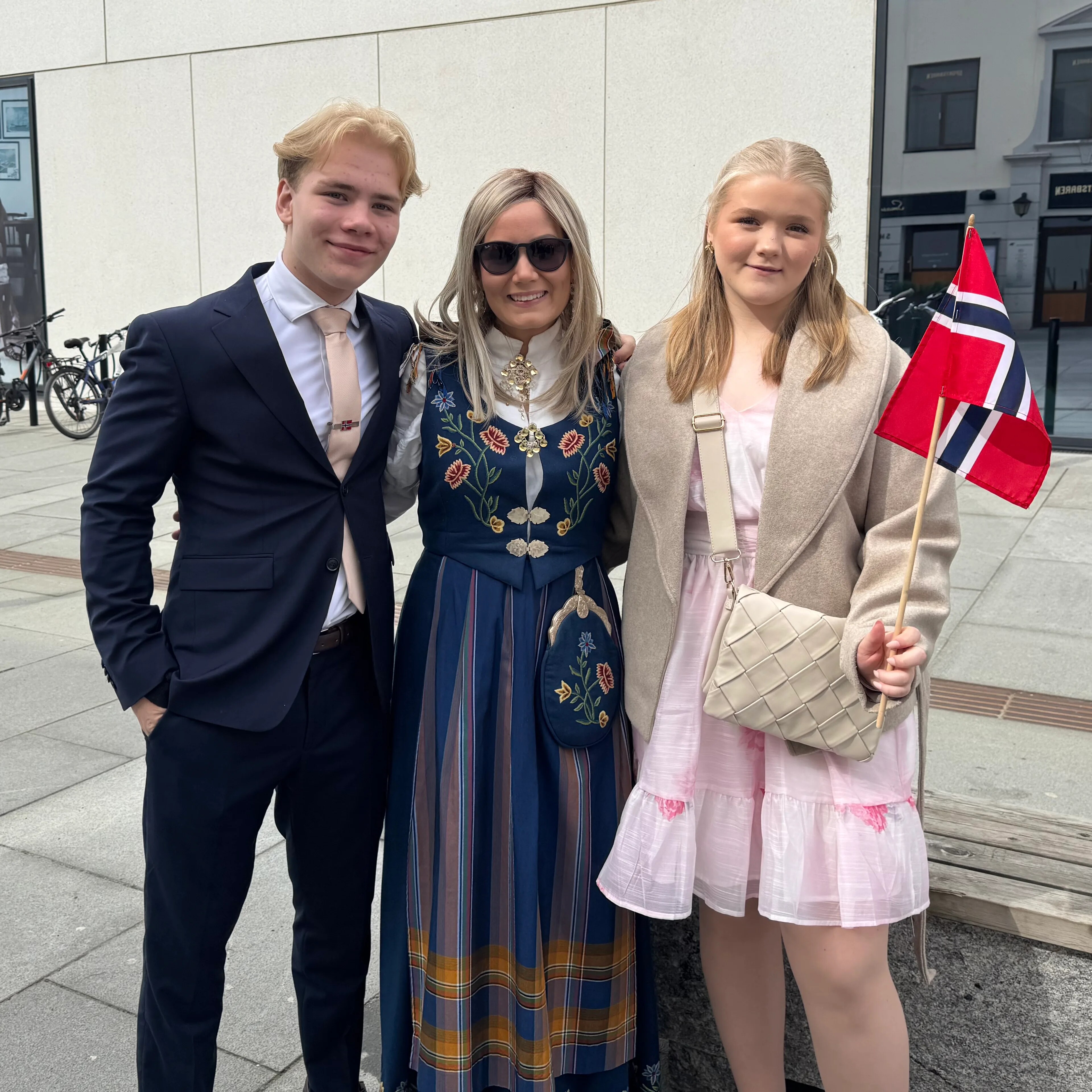 Lykkelig familie smiler til kamera