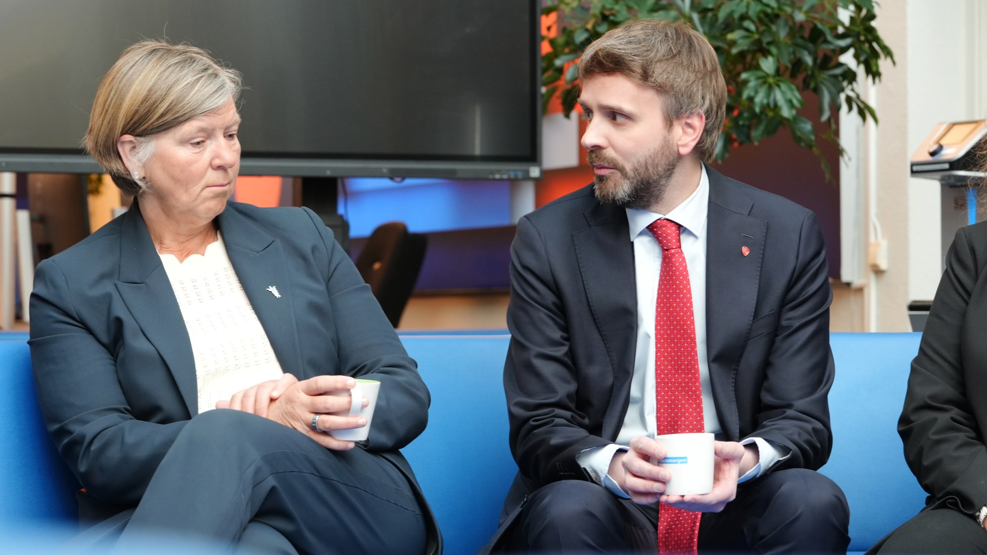 Jan Christian Vestre (AP) og Anne-Karin Rime President i Den norske legeforening i politisk kvarter. Høyere terskel for sykemelding mener Vestre