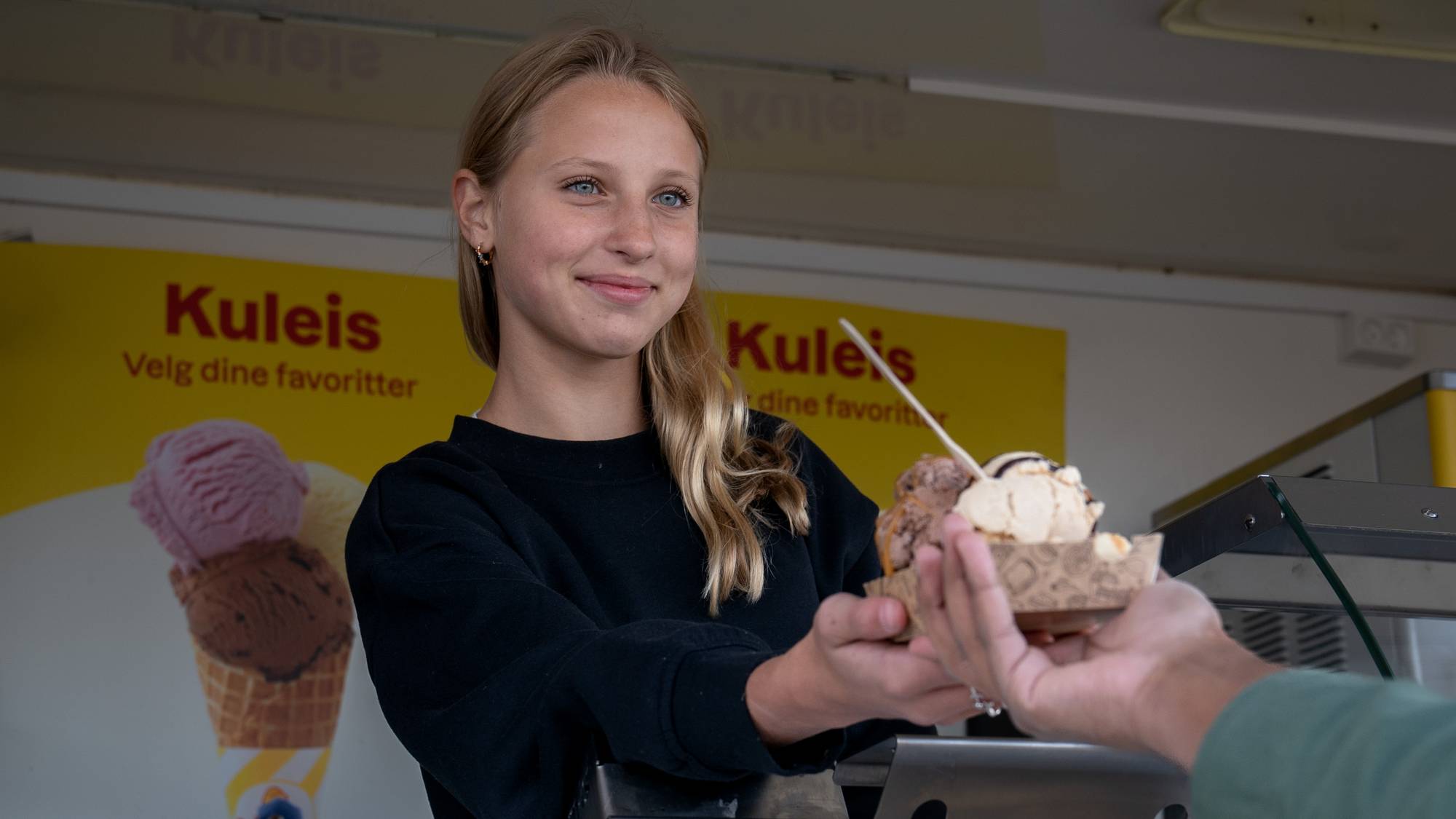 Sophia Træland (14) har solgt mye is i sommerjobben i Large Ice Cream Company (LICC). Forretningsideen er hennes, og kom da hun ikke fant seg sommerjobb.