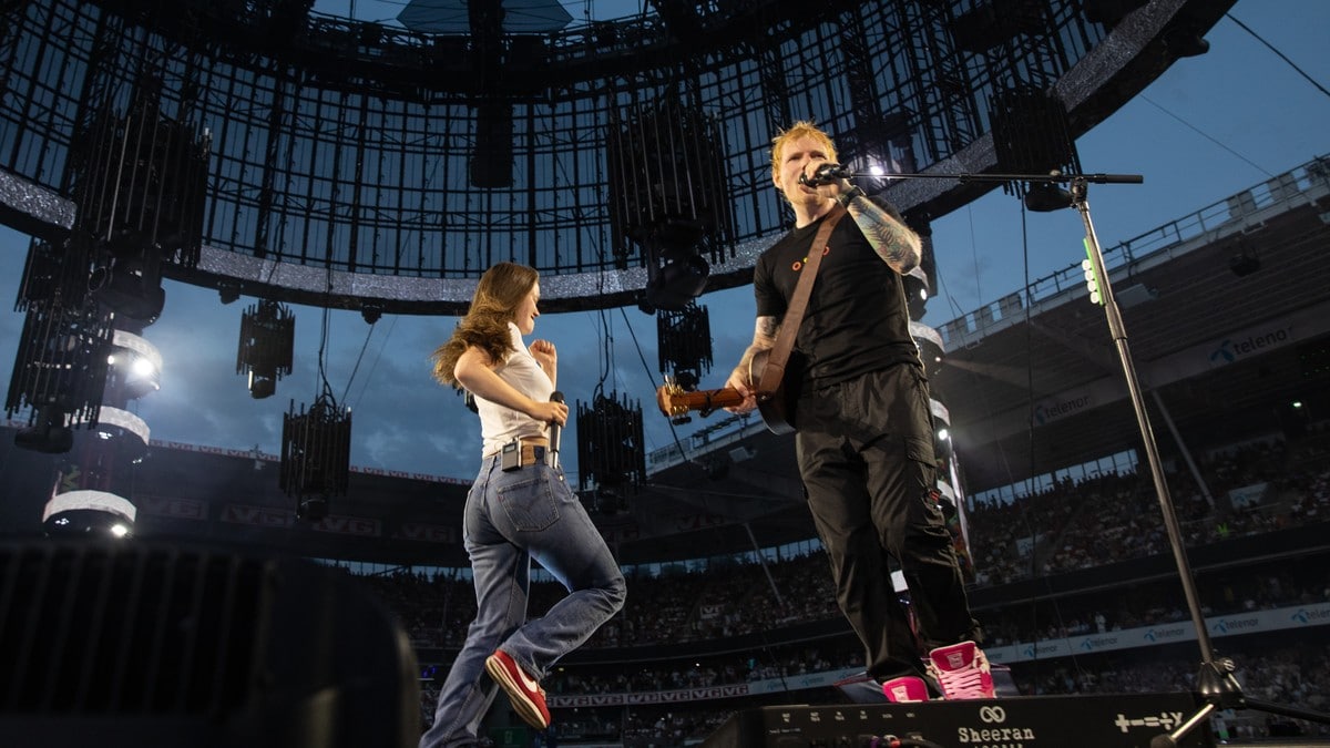 Sigrid deler gigantscene med Ed Sheeran: – Tidenes sommerjobb!