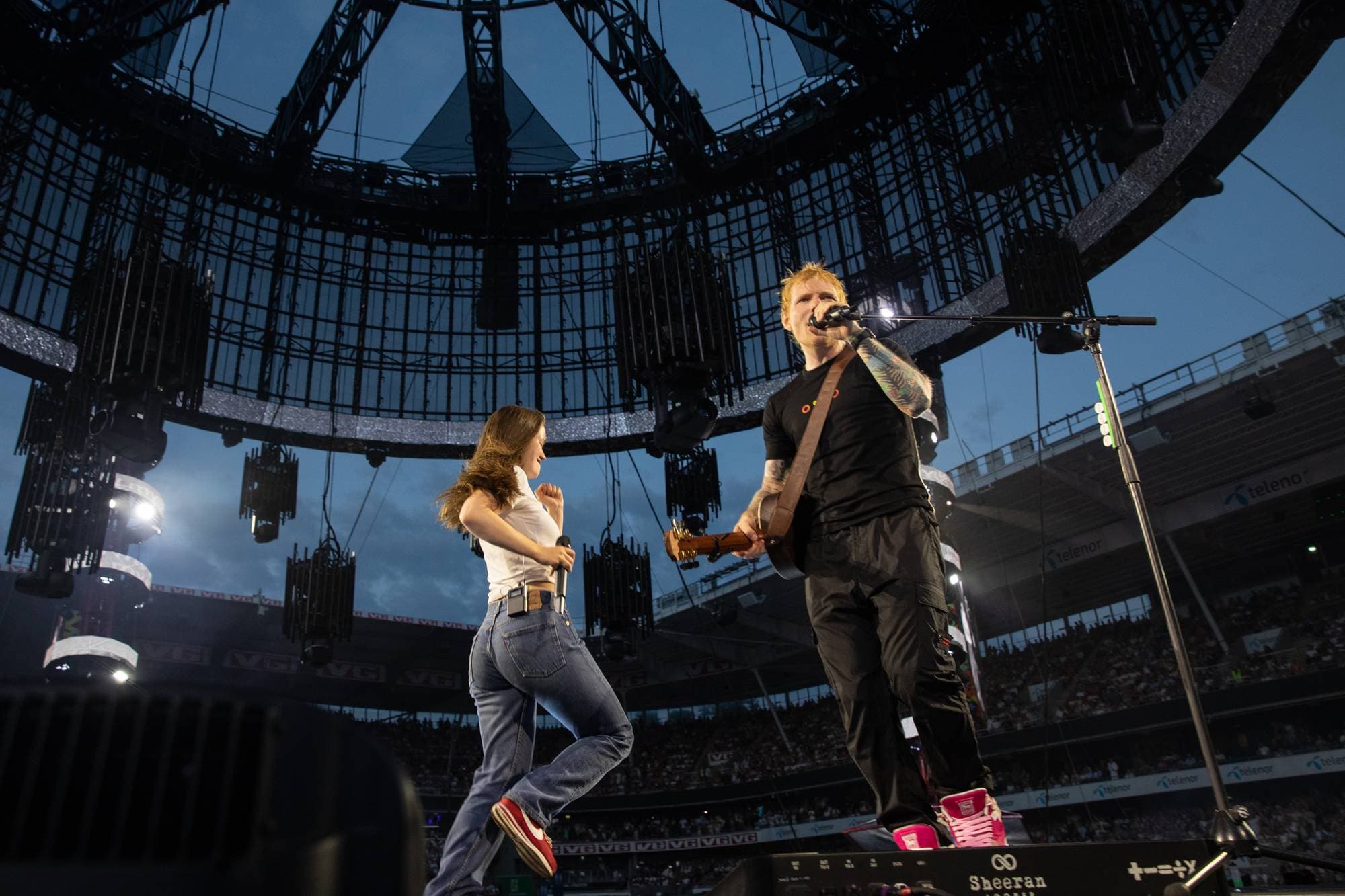 Sigrid og Ed Sheeran på scenen sammen i 2025.
