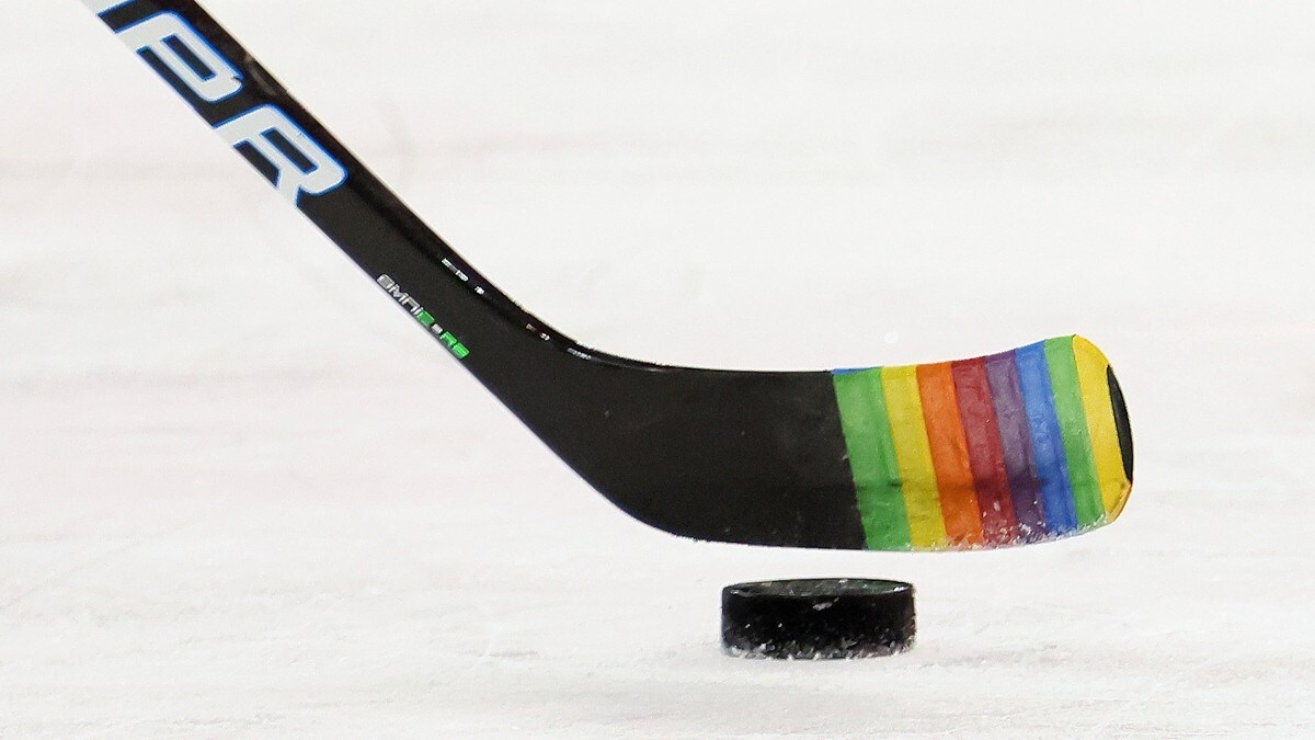 NHL slo retrett – tillater regnbueteip på køllene