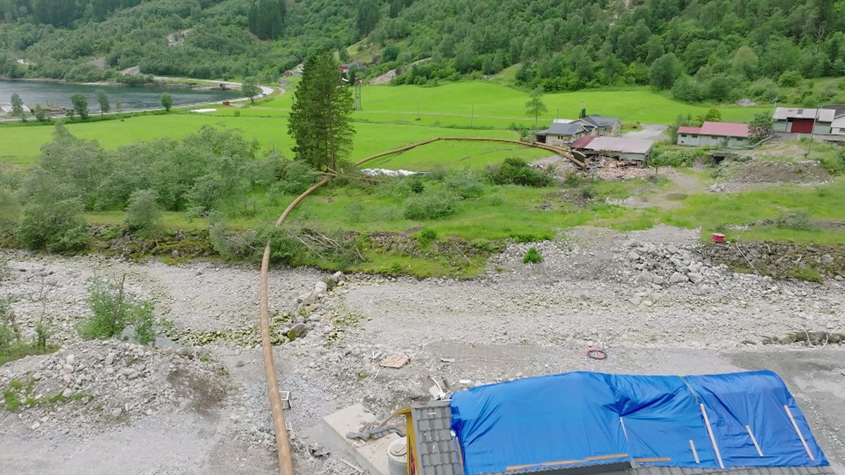 200 tonn med rør dundret ned fjellsiden – havnet på tunet til Bjarne