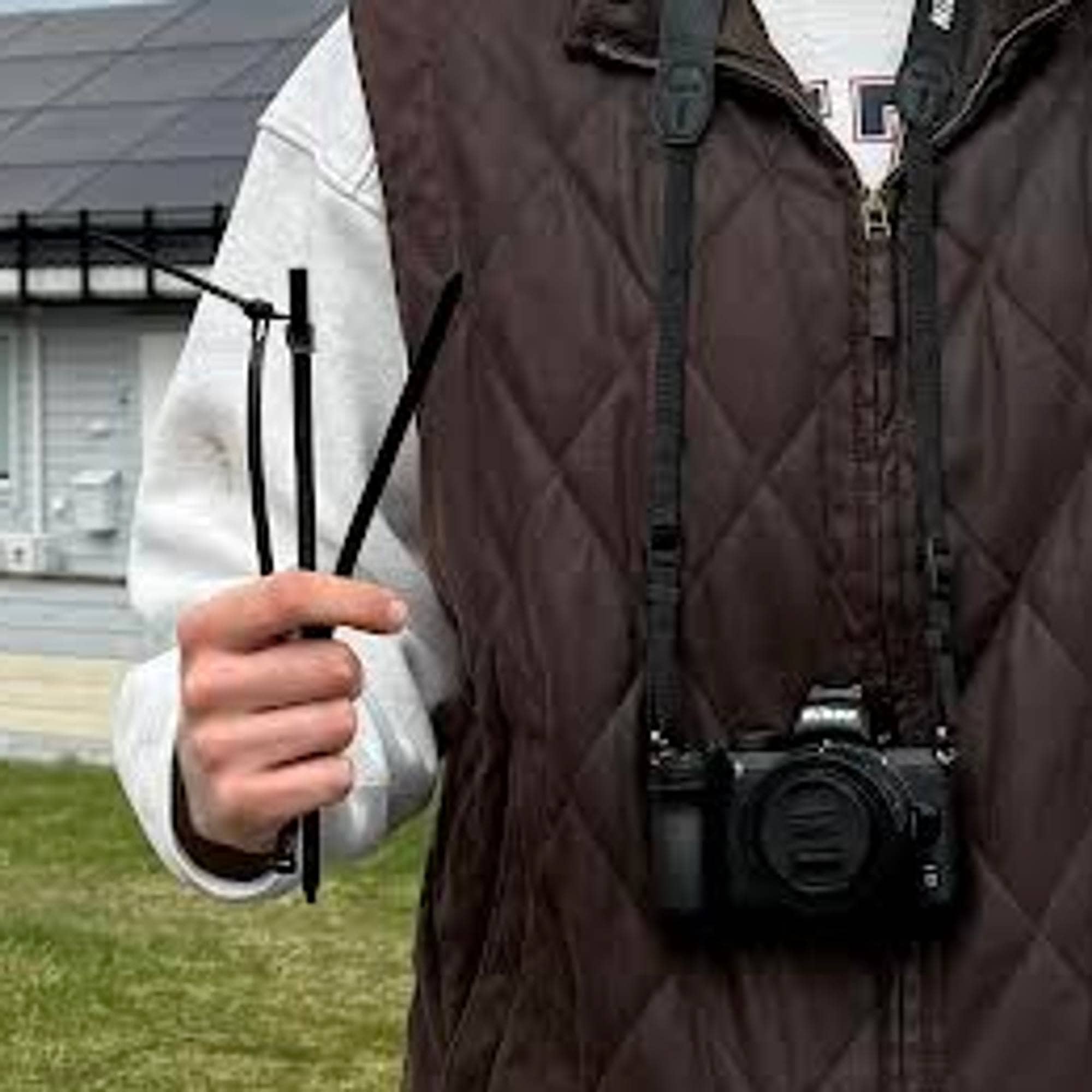 Journalist Morten Vågset Møller i Vestavind viser strips som Heimevernet bandt hendene hans med