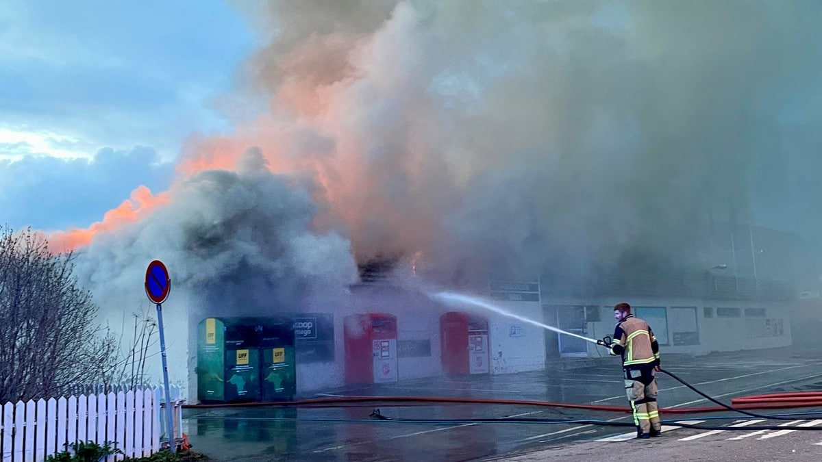Dette er årsaken til brannskum-mysteriet etter butikkbrannen i Bodø