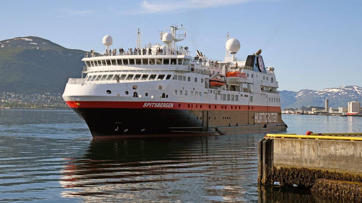 Lokalreiser med kystruten nesten halvert på ti år. Nå kan flere havner bli fjernet fra ruten.