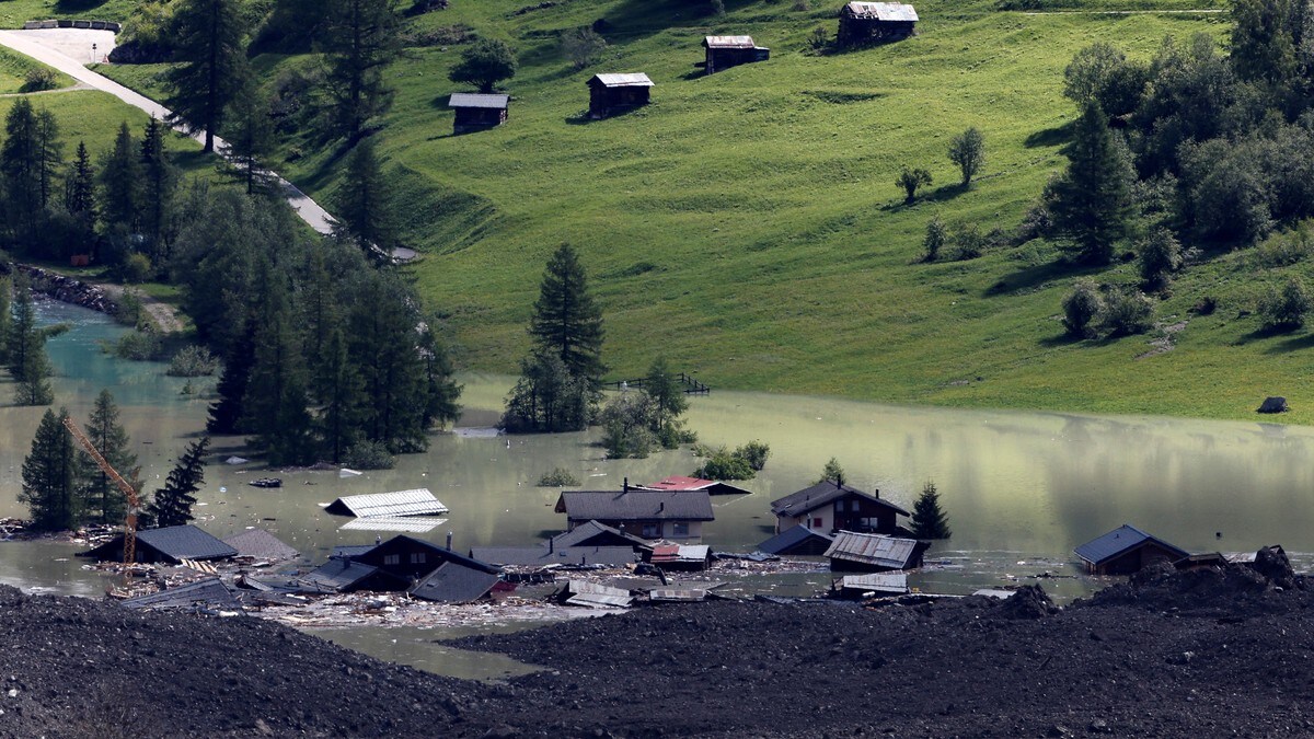 Sveits: Landsby begravd i skred – nå truer en flodbølge
