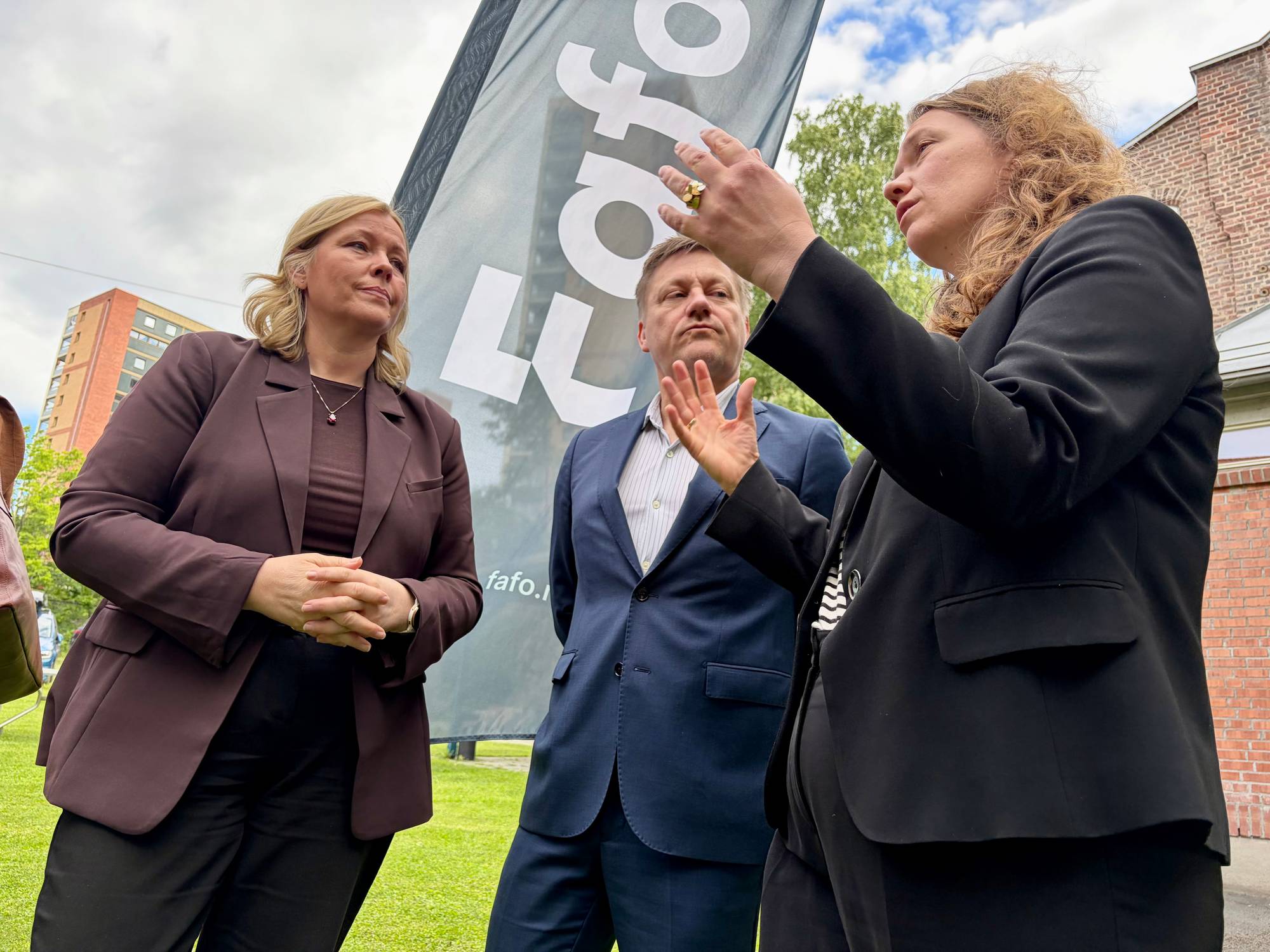 Statsråd Kjersti Stenseng, jurist Marius Emberland og Fafo-forsker Ida Kjeøy.