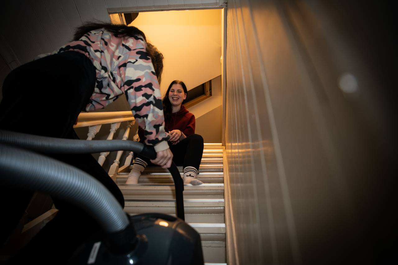 Chalotte Skjeggedal og jente (17) i bofellesskapet som er anonym.