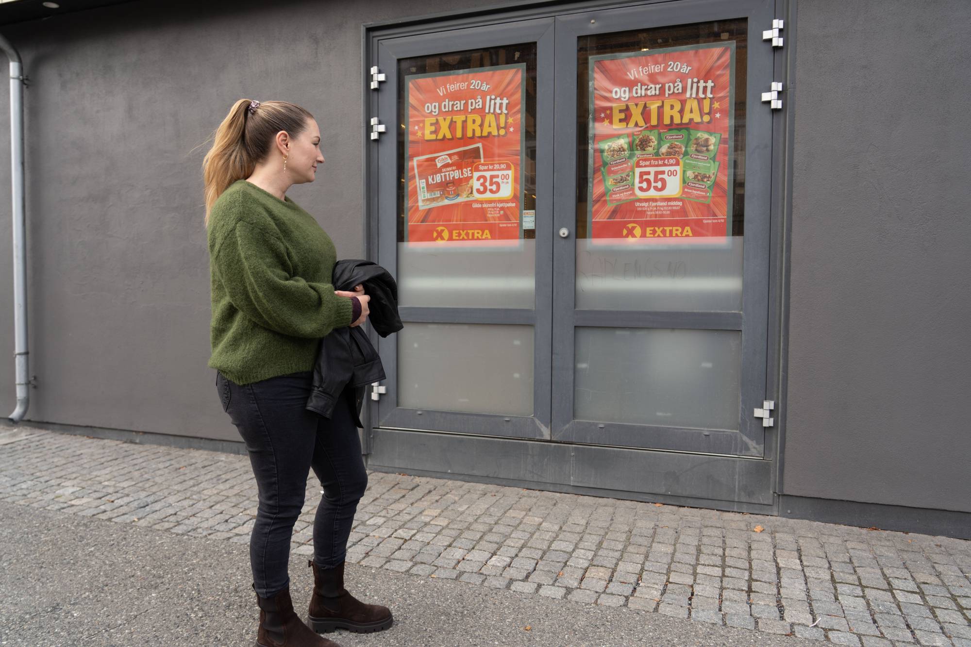 Joanne McGregor utenfor døra der gjerningsmannen kom ut. Få meter unna ble hun beskutt med pil og bue. 