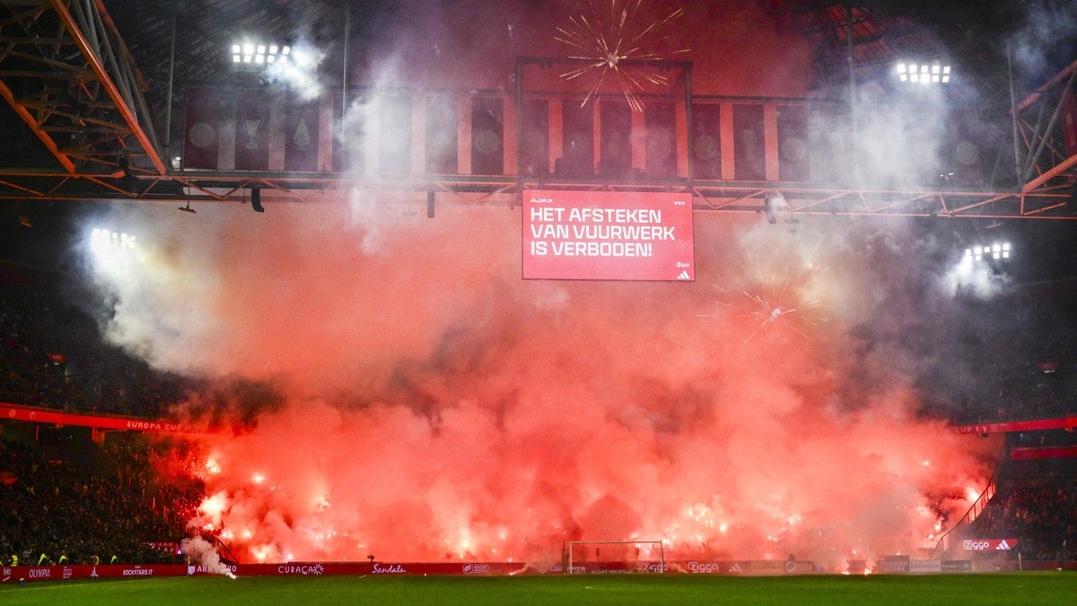 Ajax ut mot egne supportere etter pyrokaos: – Fullstendig skandaløst