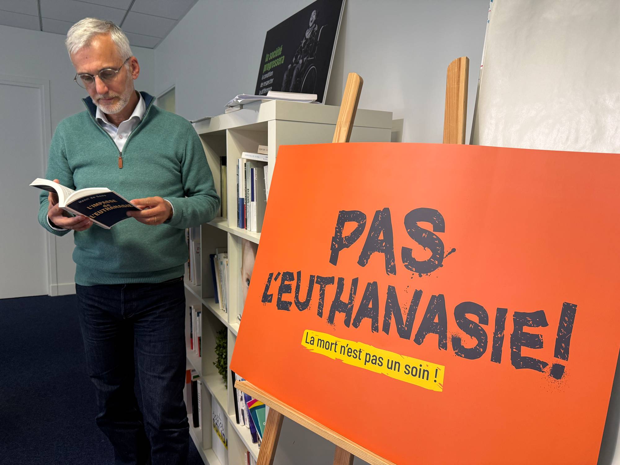 Mann leser bok