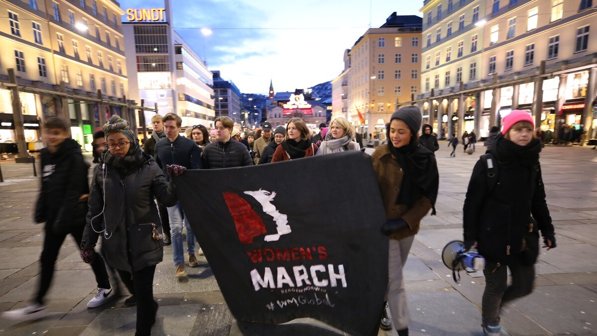 Flere hundre møtte opp på årets kvinnemarsj i Bergen
