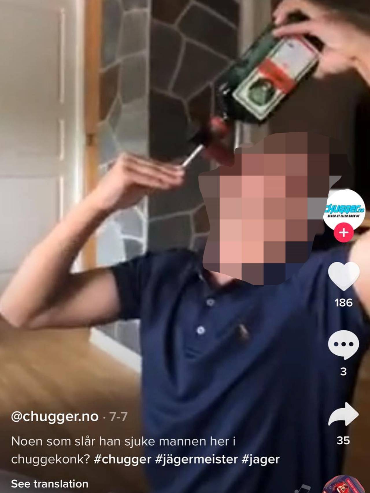 Mann drikker fra spritflaske.