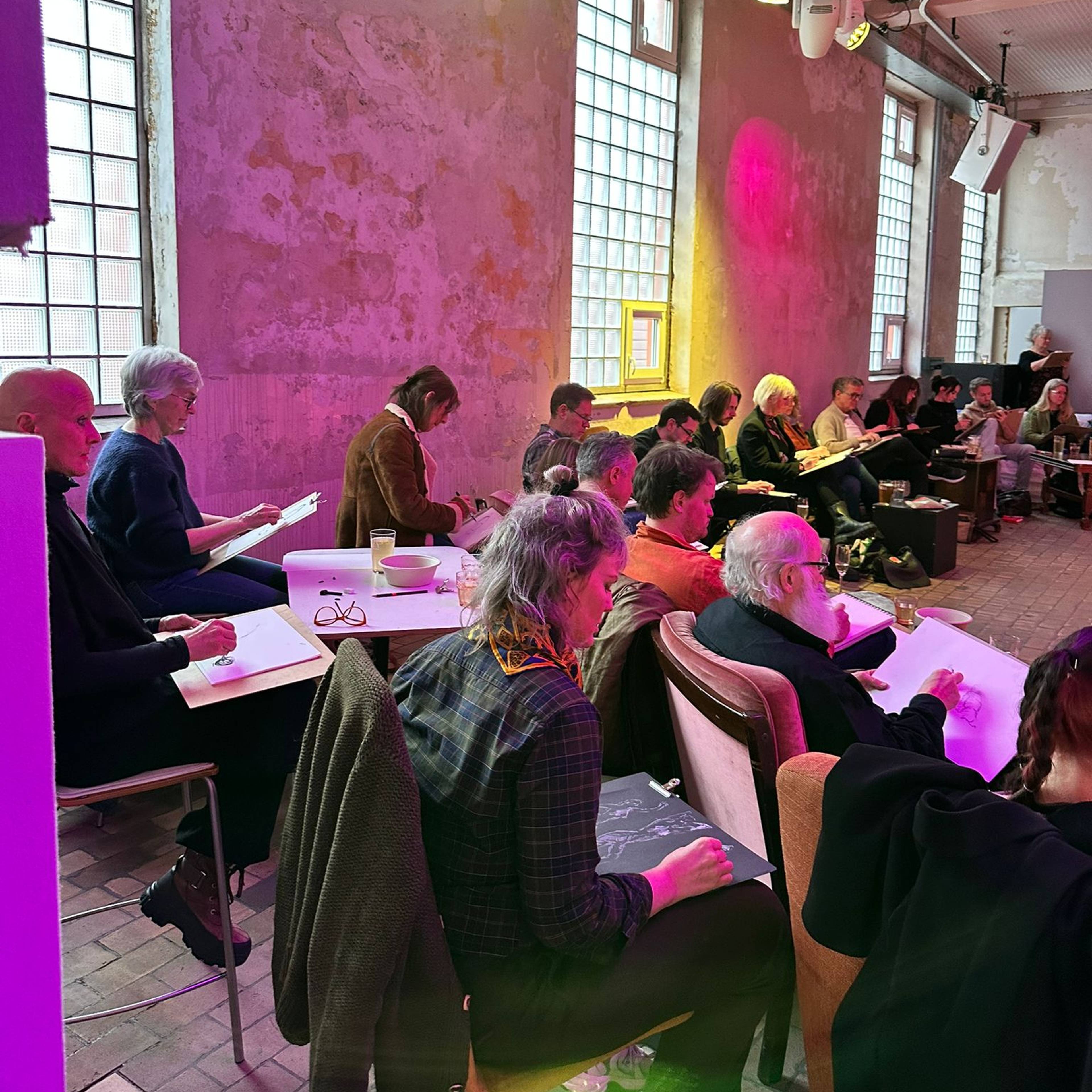 En gruppe tegnere deltar på et såkalt "Drink and Draw"-arrangement på i lokalene til Bergen Kjøtt.