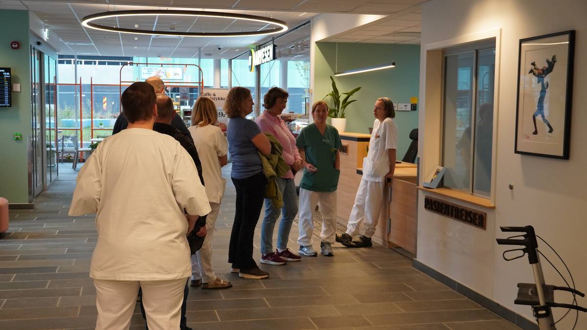 Her står de sykehusansatte i kø for å få tilbake tilgangen til datasystemet