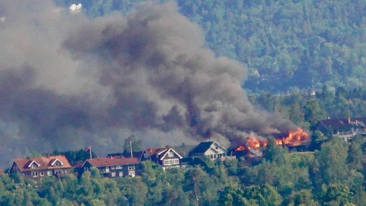 Enebolig fullstendig overtent - stor spredningsfare