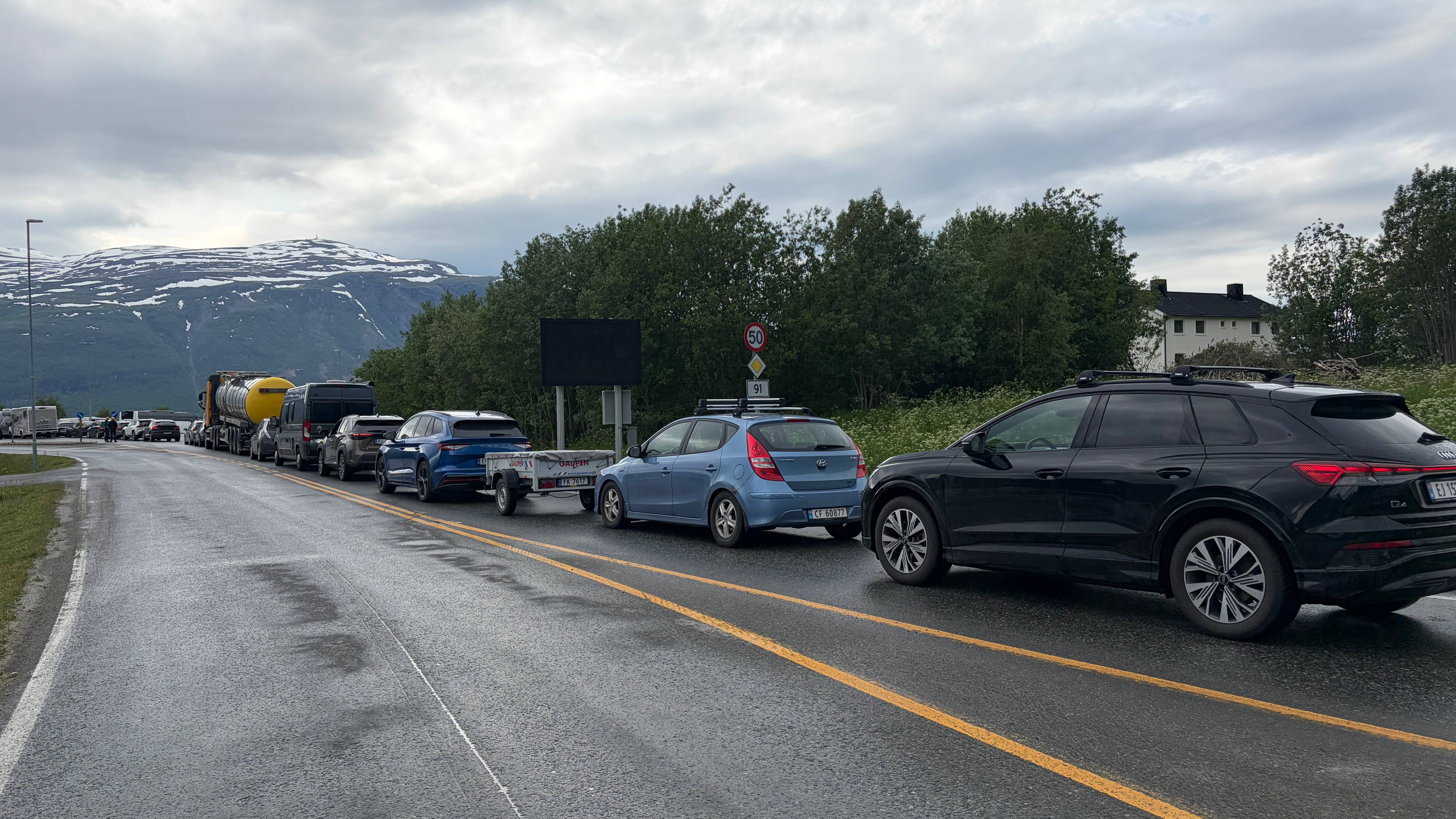 Biler i mengder, i en fergekø i gråvær